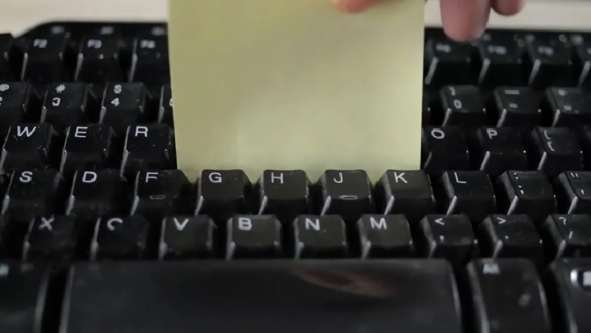 tastatur reinigen mit klebezettel