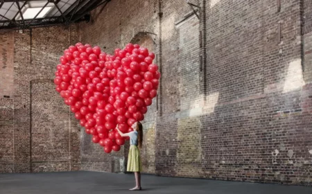 valentinstag alleine verbringen was zieht man zum valentinstag an frau in grosser halle rote ballone in herzform