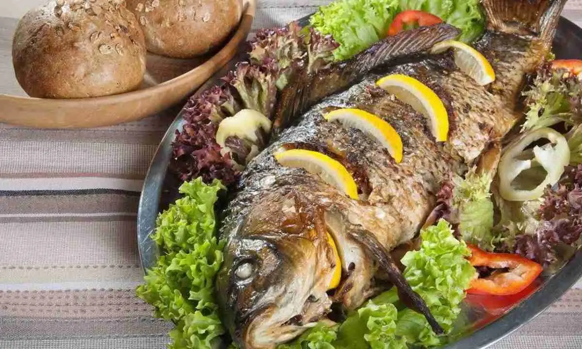 wann faengt die christliche fastenzeit an was ist beim fasten erlaubt fastenzeit fisch essen ganzes fisch gefuellt zitronenscheiben salat
