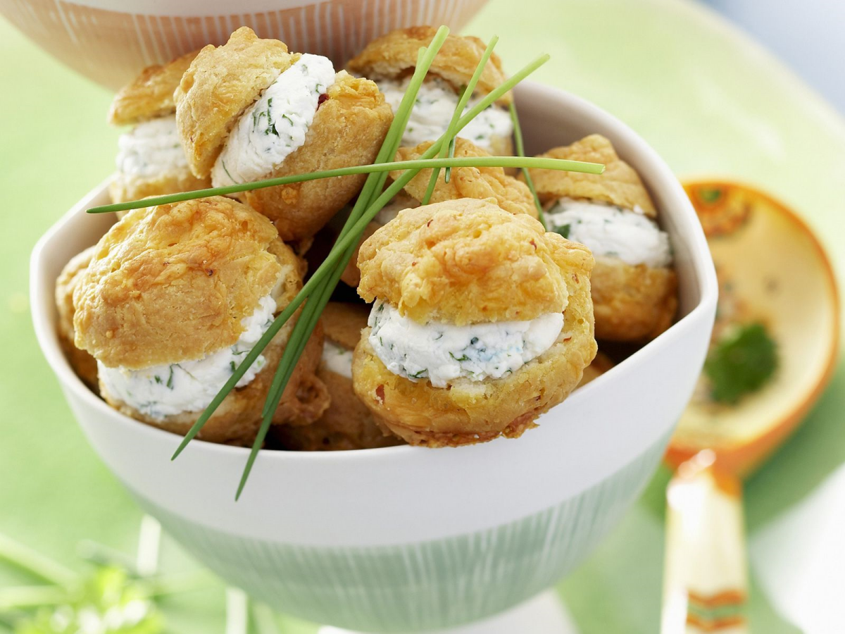 was kann man abends statt brot essen kleine schuessel mit pikante windbeutel mit kraeuterfrischkaese