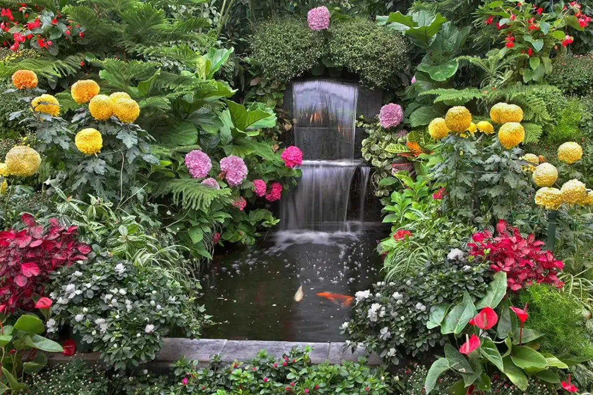 was kann man cooles im garten machen kleiner vorgarten pflanzen straeucher rosen gelb dekorativer wasserfall mit fischen