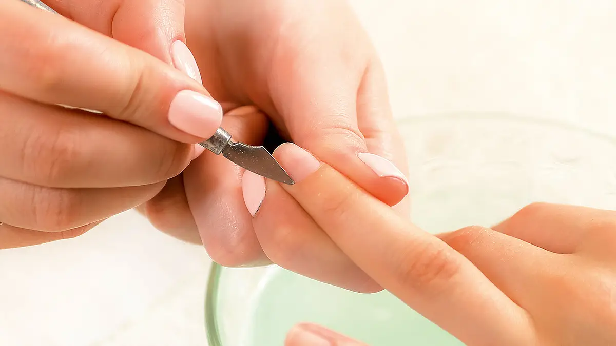 welche nagellackfarbe fuer kurze naegel welche nagellackfarbe ist am attraktivsten in 2023 nagelpflege nagelhaut entfernen mit speziellem geraet