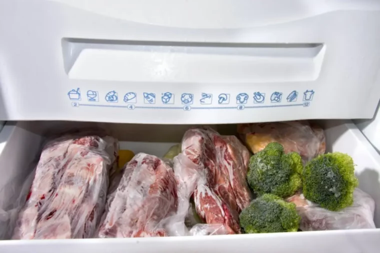 wie erkennt man ob gefrorenes fleisch noch gut ist gefrierbeutel mit fleisch im gefrierfach