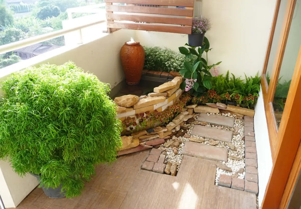 wie mache ich meine terrasse gemuetlich kleine terrasse in japanischem stil ecke mit kleinem miniteich in der ecke topf bambus