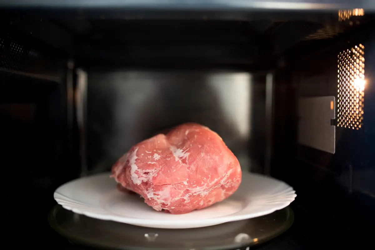 wie schlimm ist gefrierbrand kann man aufgetautes fleisch wieder einfrieren eingefrorenes fleisch in der mikrowelle auftauen