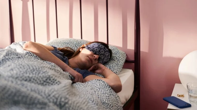 wie viel schlaf braucht man frau schlafmaske blumenmuster