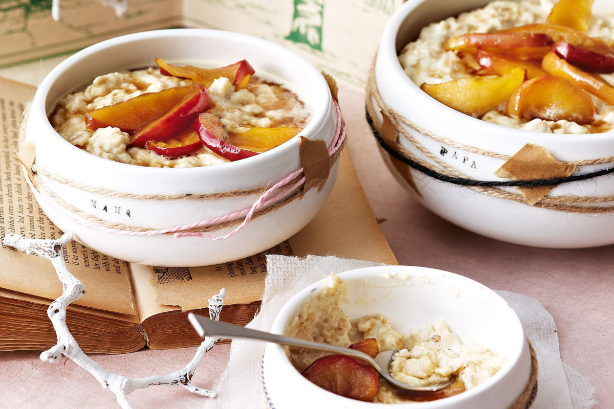 keramikschalen mit porridge und früchten