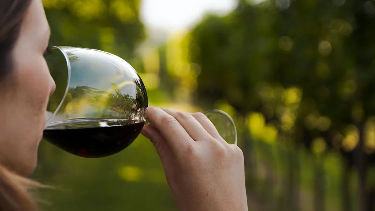 alkoholkonsum reduzieren damit bauchfett reduzieren frau trinkt rotwein