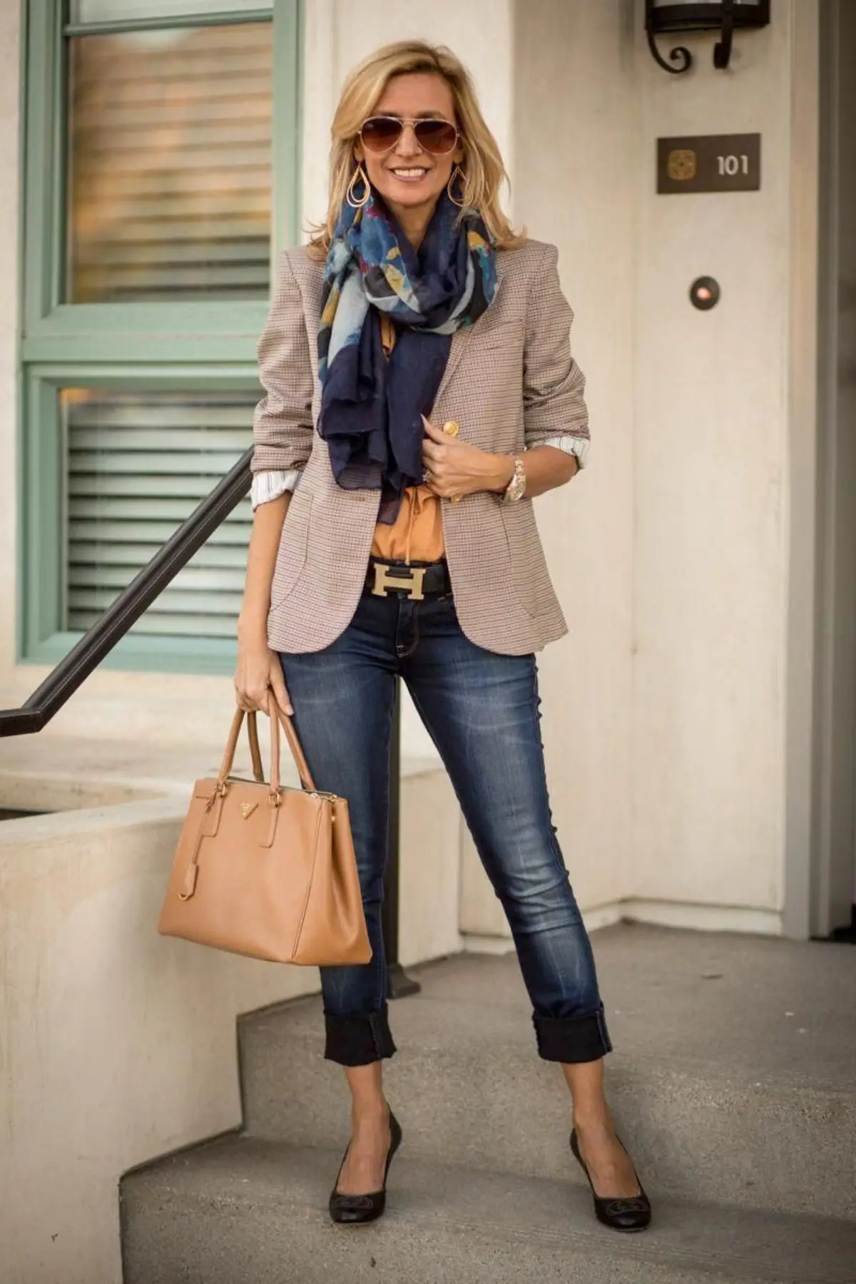 ausgefallene sportlich elegante mode fuer frauen ab 50 frau in boyfriend jeans beige blazer xxl schal blau uebergrosse tasch