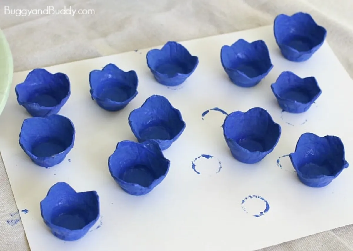 bastelideen für ostern mit kindern blaue blumen aus eierkarton