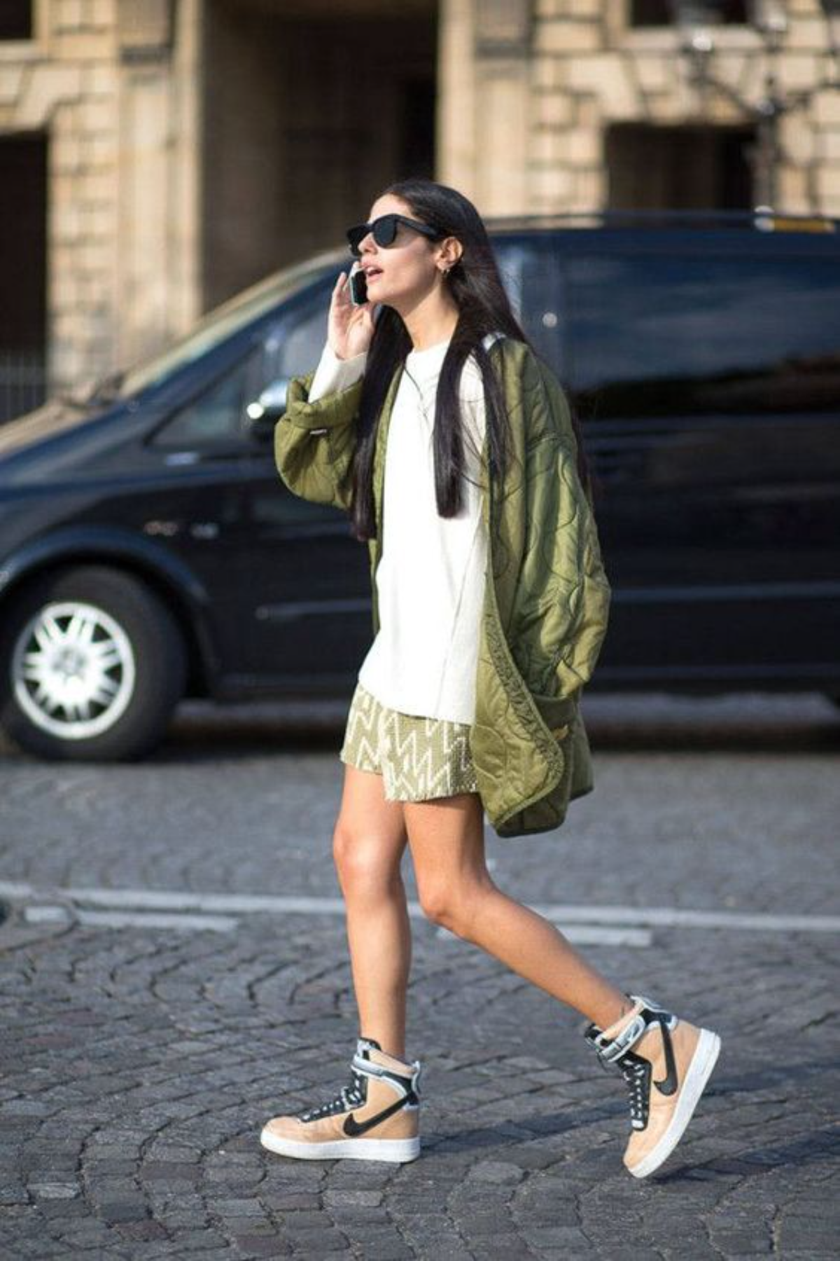 beige sneaker zu kleidern casual streetstyle