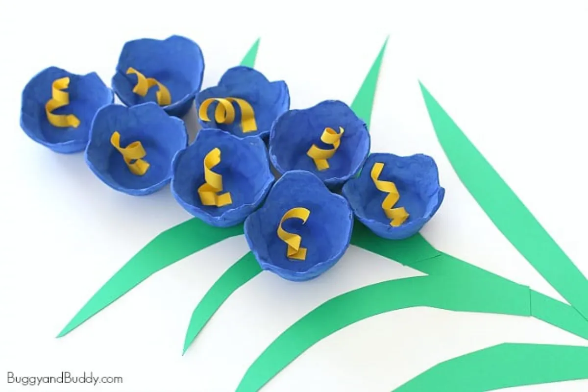 blumen basteln aus eierkarton blaue blüten