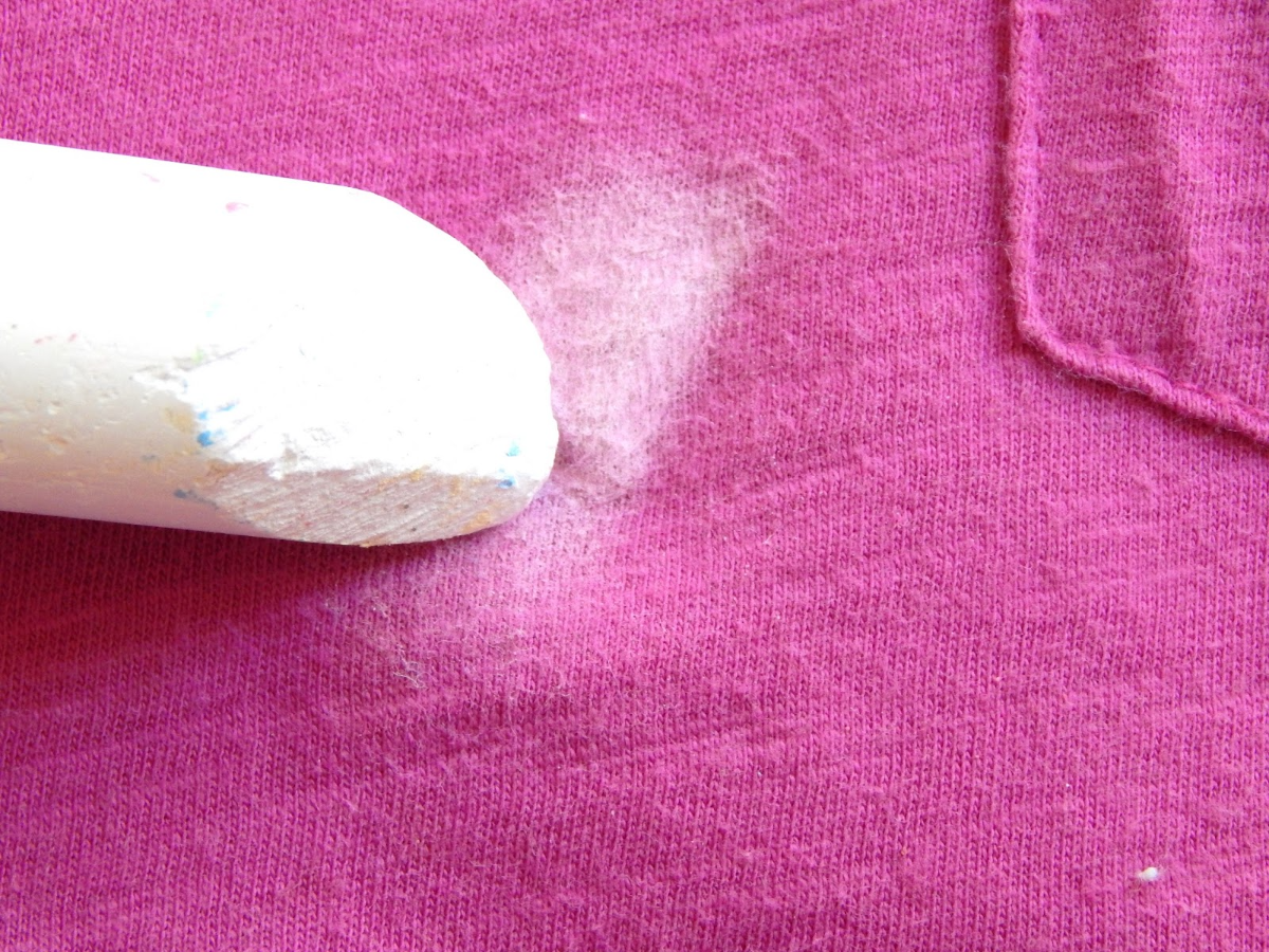 clevere putzideen fettige flecken mit kreide entfernen