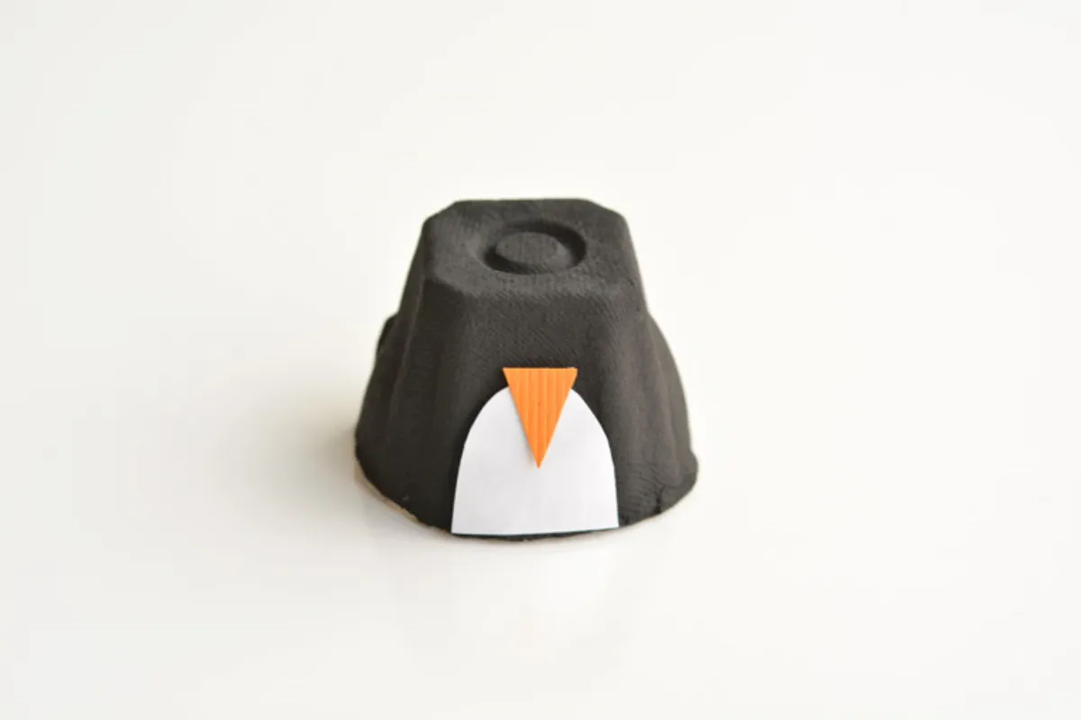 diy pinguin weißen bauch und orangenfarbenen schnabel aufkleben