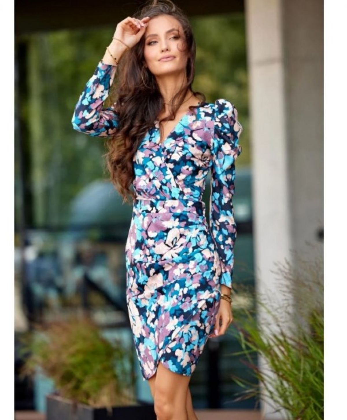 eine elegante frau mit blauem kleid mit blumen