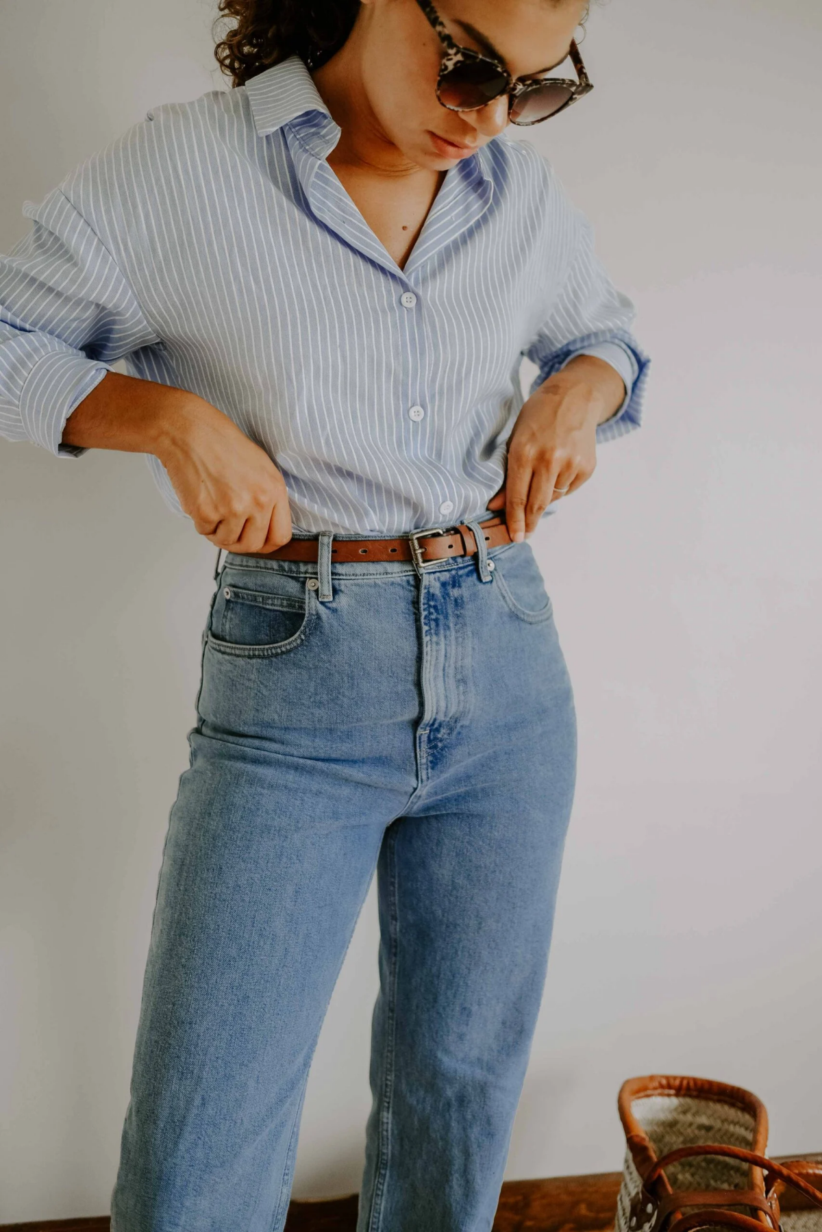eine frau mit jeans und hemd 2023 jeanstrends