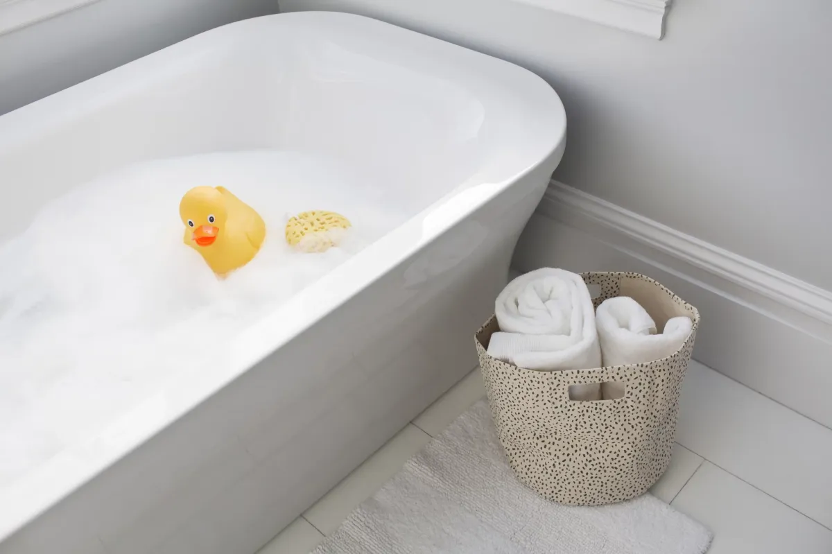 emaillierte badewanne gummiente badetücher in korb