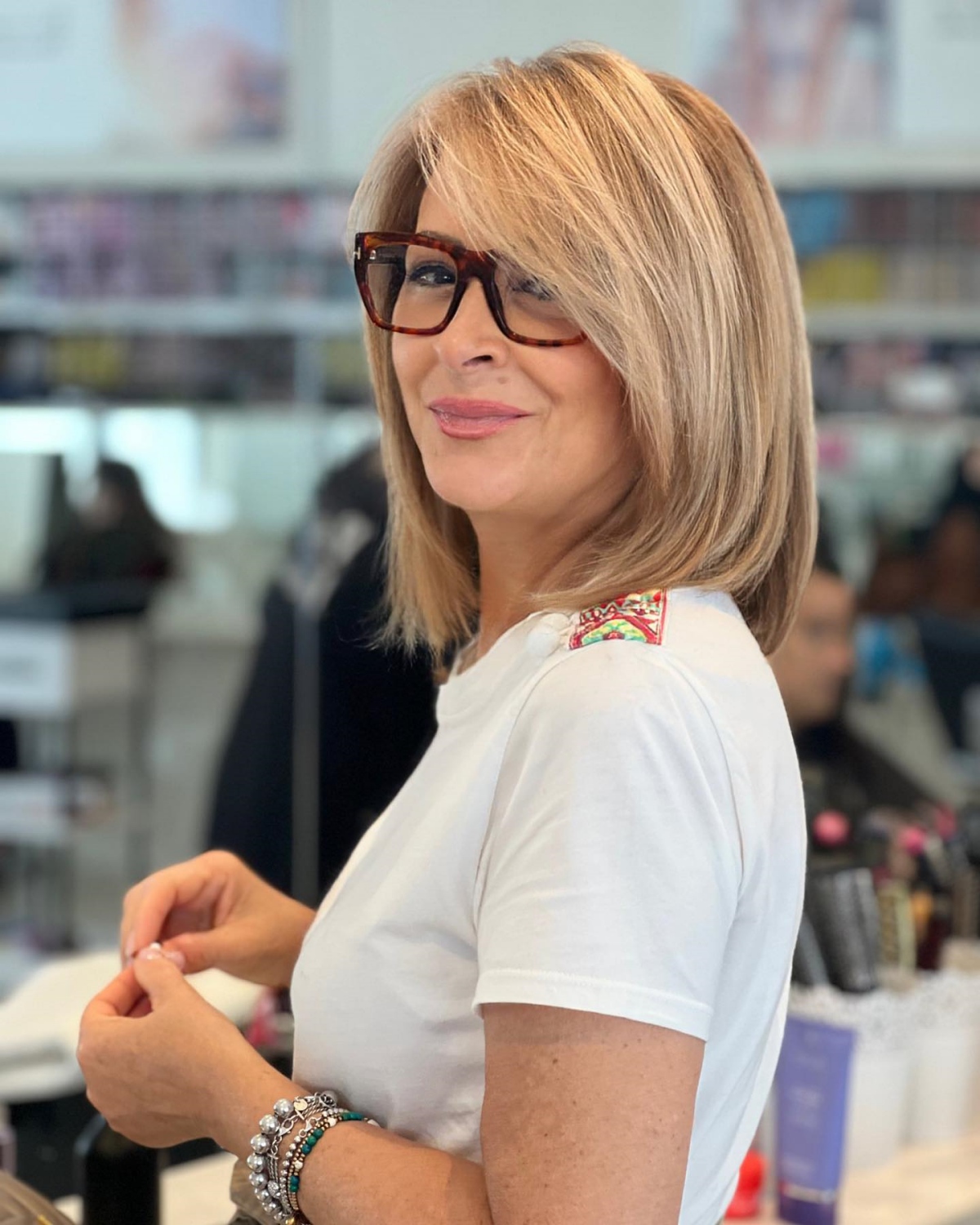 frau ab 50 mit long bob und brille