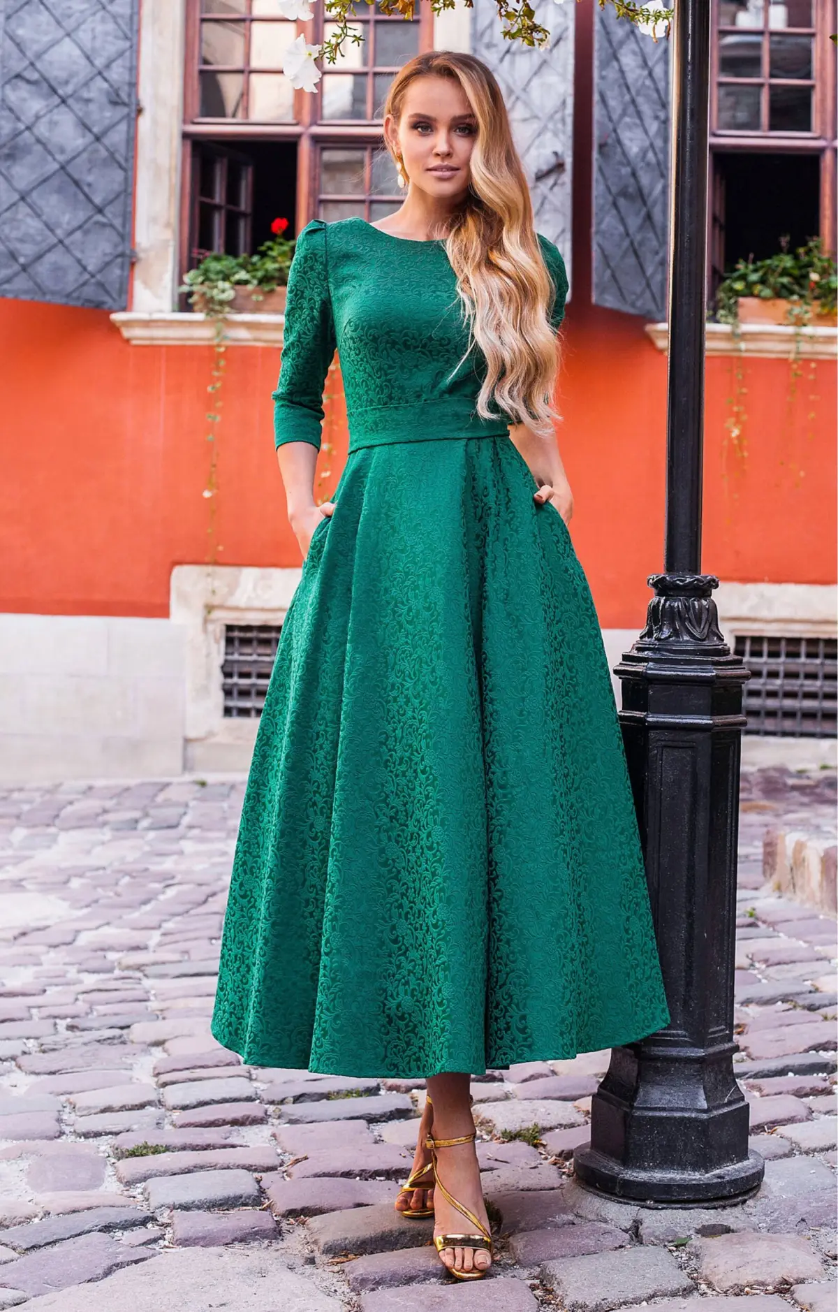 fruehlingskleid 2023 kleider damen fruehling frau in langem maxikleid in emerald gruen