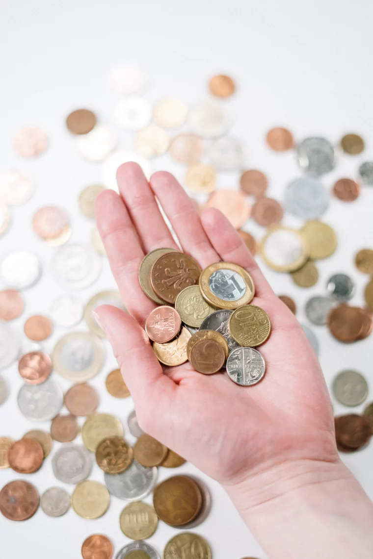 hand muenzen bargeld kupfermuenzen geld