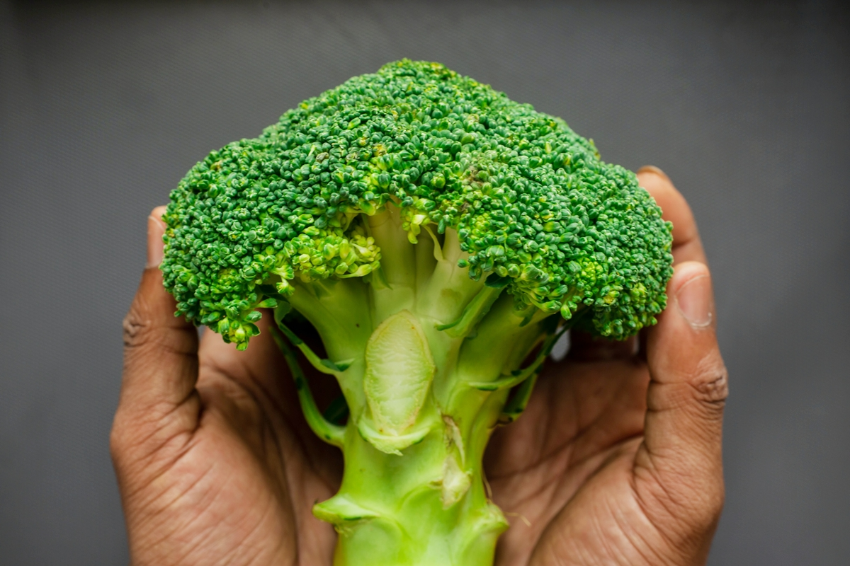 brokkoli in hand kreuzbueter essen gesundheitliche vorteile