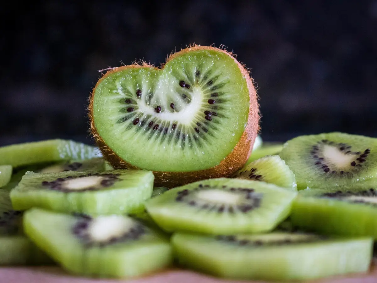 kann man die kiwi komplett essen kiwi in scheiben geschnitten mit herz form