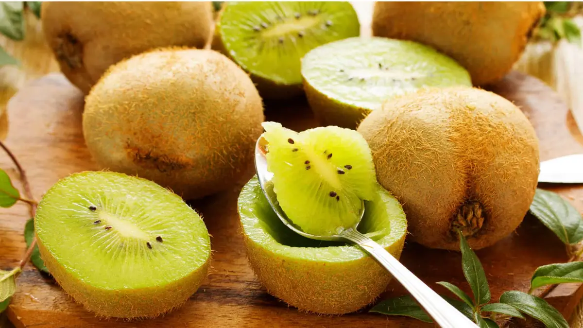 kiwi gesund zum abnehmen viele kiwi fruechte eine haeltfte fleisch mit loeffel entfernt