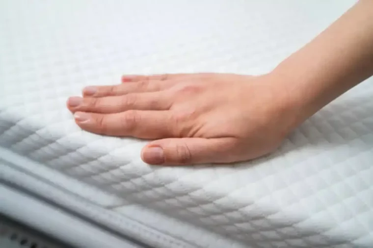 matratzenbezug wieder aufziehen kann man auf matratzenschoner schlafen frau beruehrt matratzenschoner