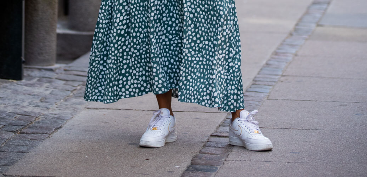 maxidress weisse sneaker stylen in 2023