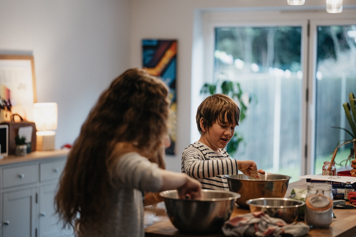 quarkhasen backen rezept kinder helfen beim kekse backen