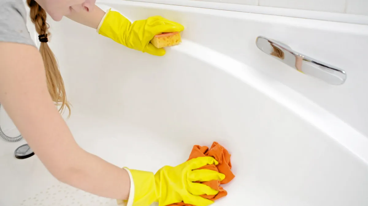 schimmel und rost von badewanne entfernen gummihandschuhe verwenden