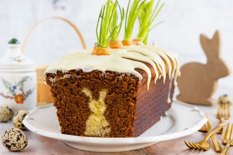 schnelle blechkuchen mit obst osterkuchen mit kakaopulver osterhase dekoration innen