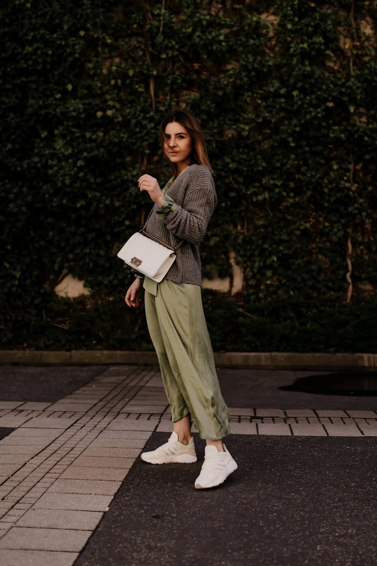 sneaker zu schickem kleid moderne outfits 2023