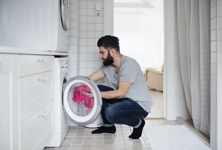 trockner und waschmaschine was kostet ein waschtrockner waschmaschine mit trockner mann fuellt waschmaschine mit kleidung