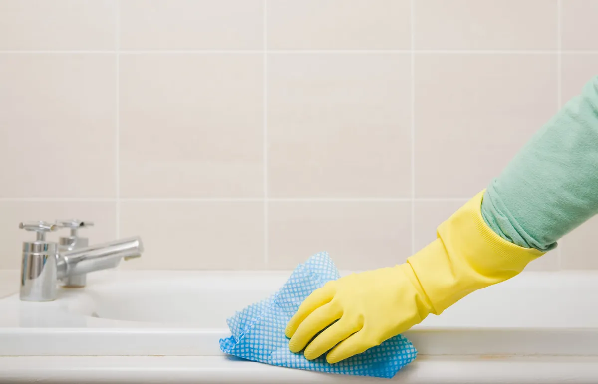 vergilbte badewanne reinigen mit mikrofasertuch kalkablagerungen entfernen