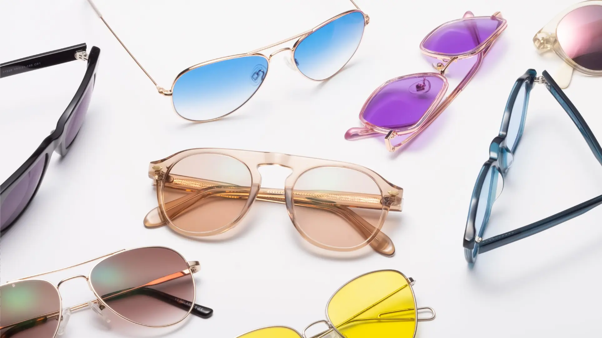 verschiedene bunte designbrillen sind sonnenbrillen trends für 2023