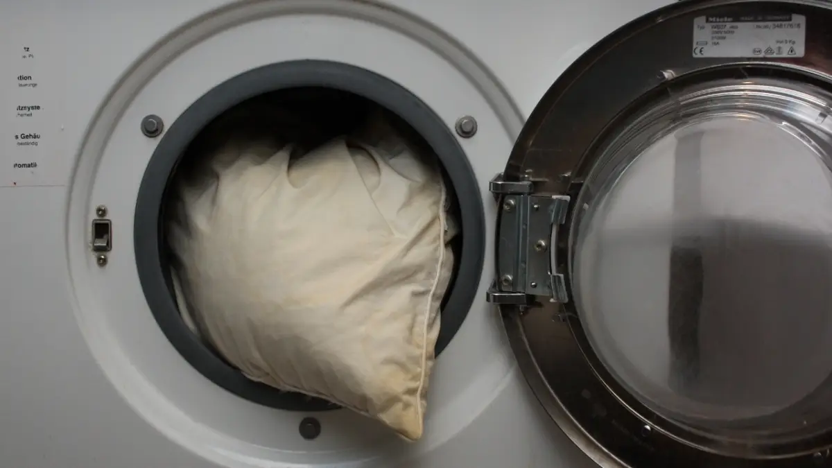verschwitzte kopfkissen waschen vergilbte daunenkissen waschen kopfkissen in die waschmaschine