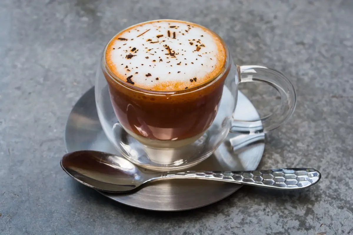 warum ost frisch gemahlener kaffee besser kleine glastasse mit doppelwand espresso mit milchschaum