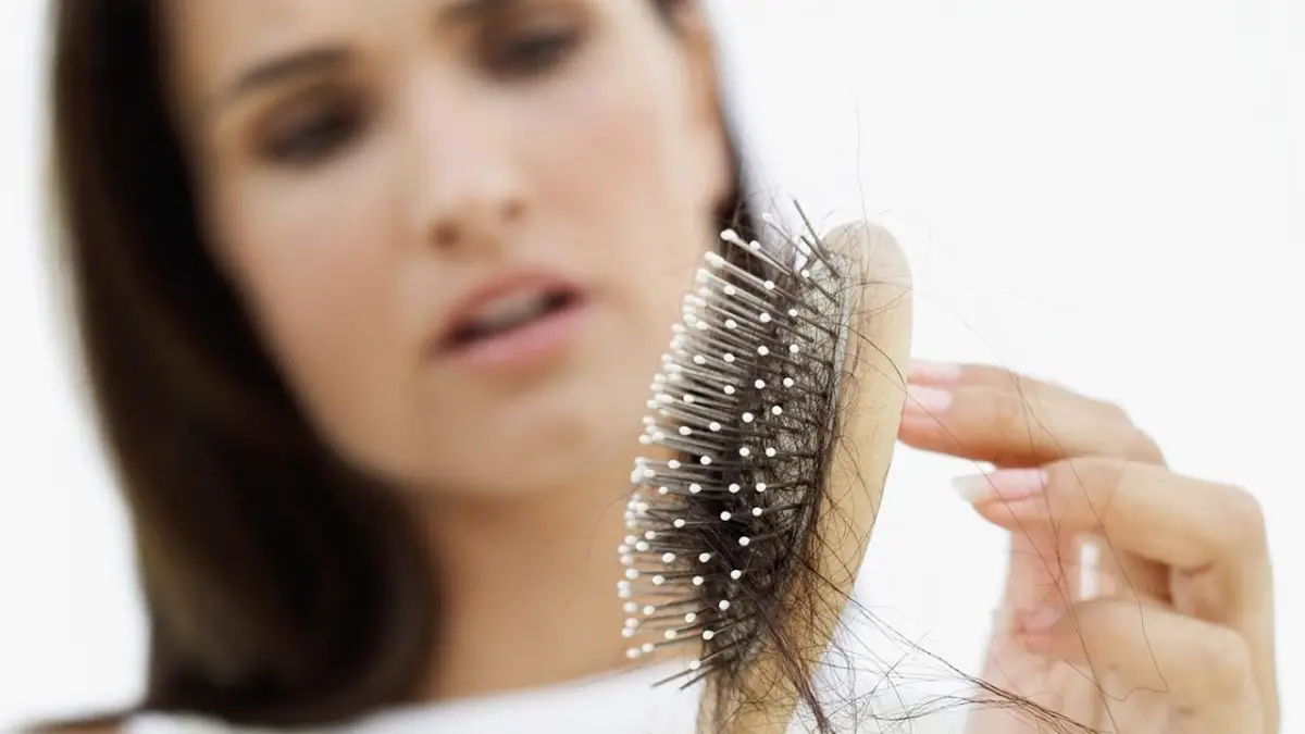 was hilft bei haarausfall beste mittel gegen haarausfall frauen frau haelt haarbuerste viel haar