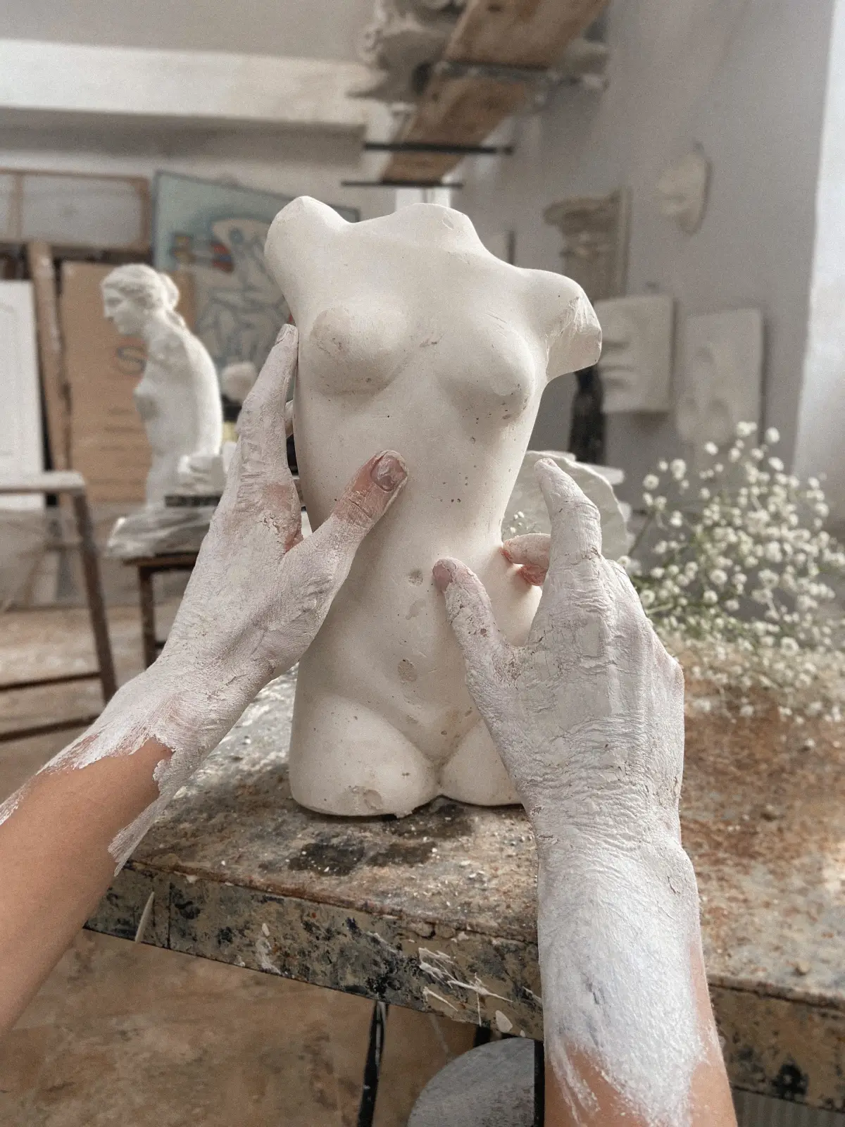 was ist das besondere an den skulpturen skulptur kunst mann macht eine skulptur aus ton weiblichen koerper