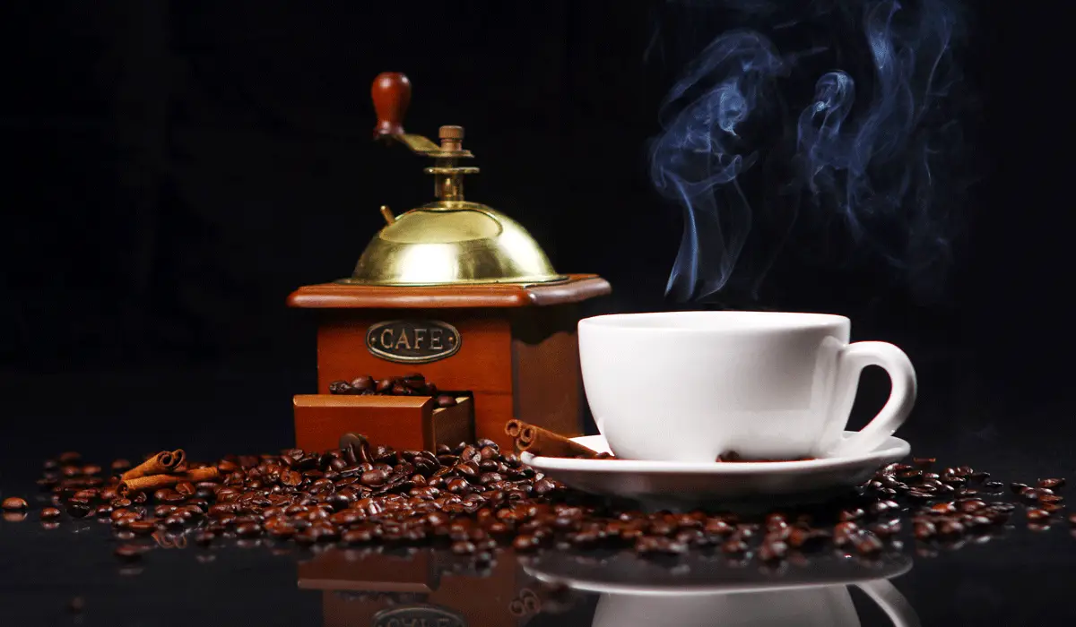 was ist die gesuendeste art kaffee zu zubereiten kaffee richitg zubereiten mechanischer kaffeemahler weisse kaffeetasse