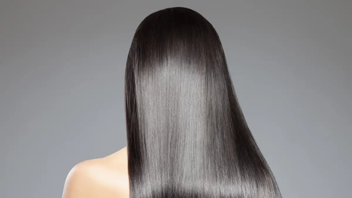wie kann man glatte haare ohne hitze bekommen frau mit sehr langem schwarzem glaenzendem haar