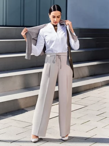 wie kleide ich mich selbstbewusster ab 50 frau mit marlene hose grau weisses hemd blazer