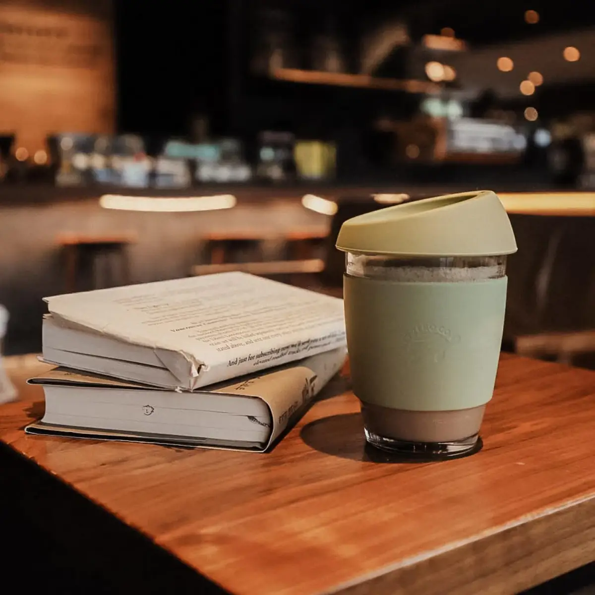 wie kocht man kaffee mit einer filtermaschine guten kaffee borosilikat glasse kaffee mit deckel auf tisch mit buechern