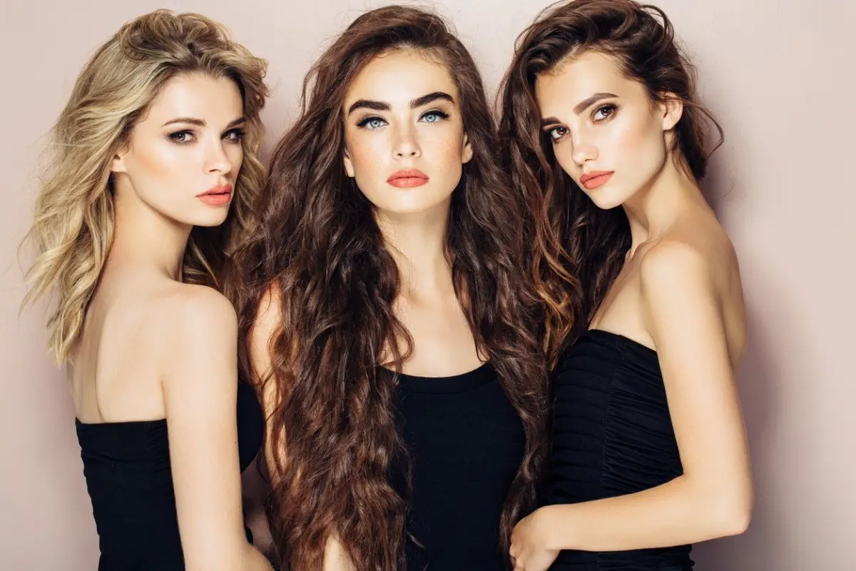 wie viel grad glaetteisen für locken drei junge damen mit haaren unterschiedlicher kaenge und farbe