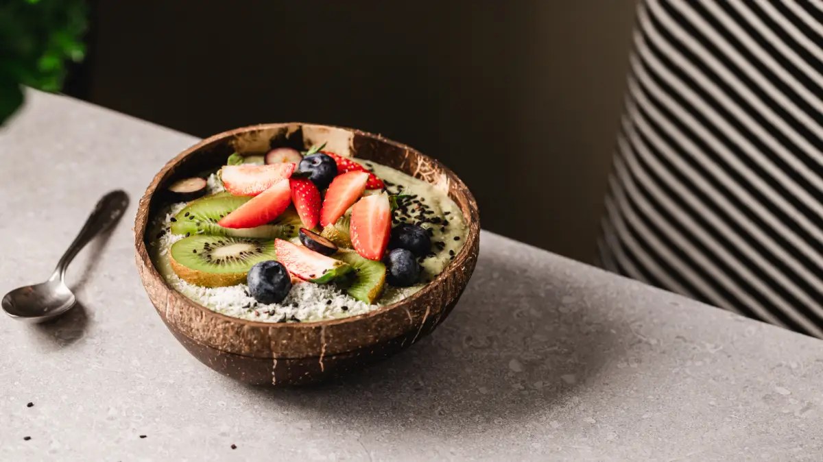 wie viel kalorien hat eine kiwi kleine schuessel mit frischen fruechten und joghurt