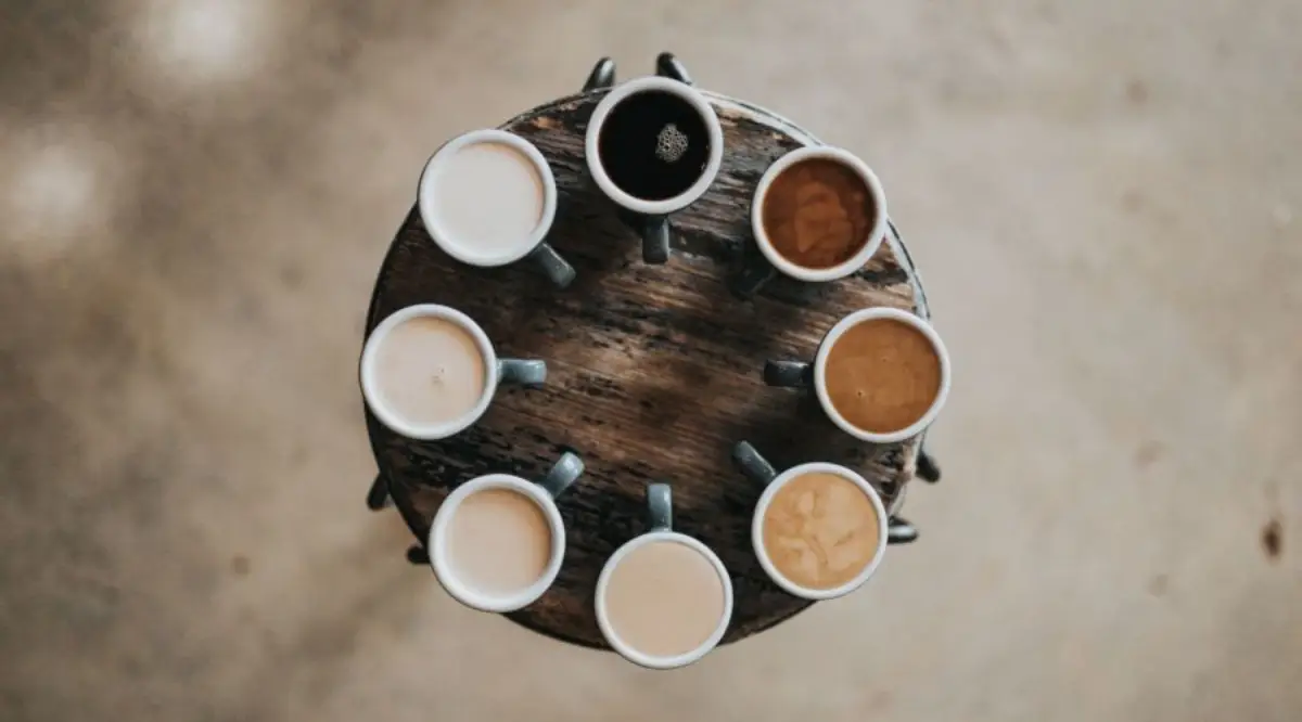 wie viel loeffel kaffee pro tasse wie giesse ich kaffee richitg auf acht weisse tassen mit unerschiedlichen kaffeegetraenken