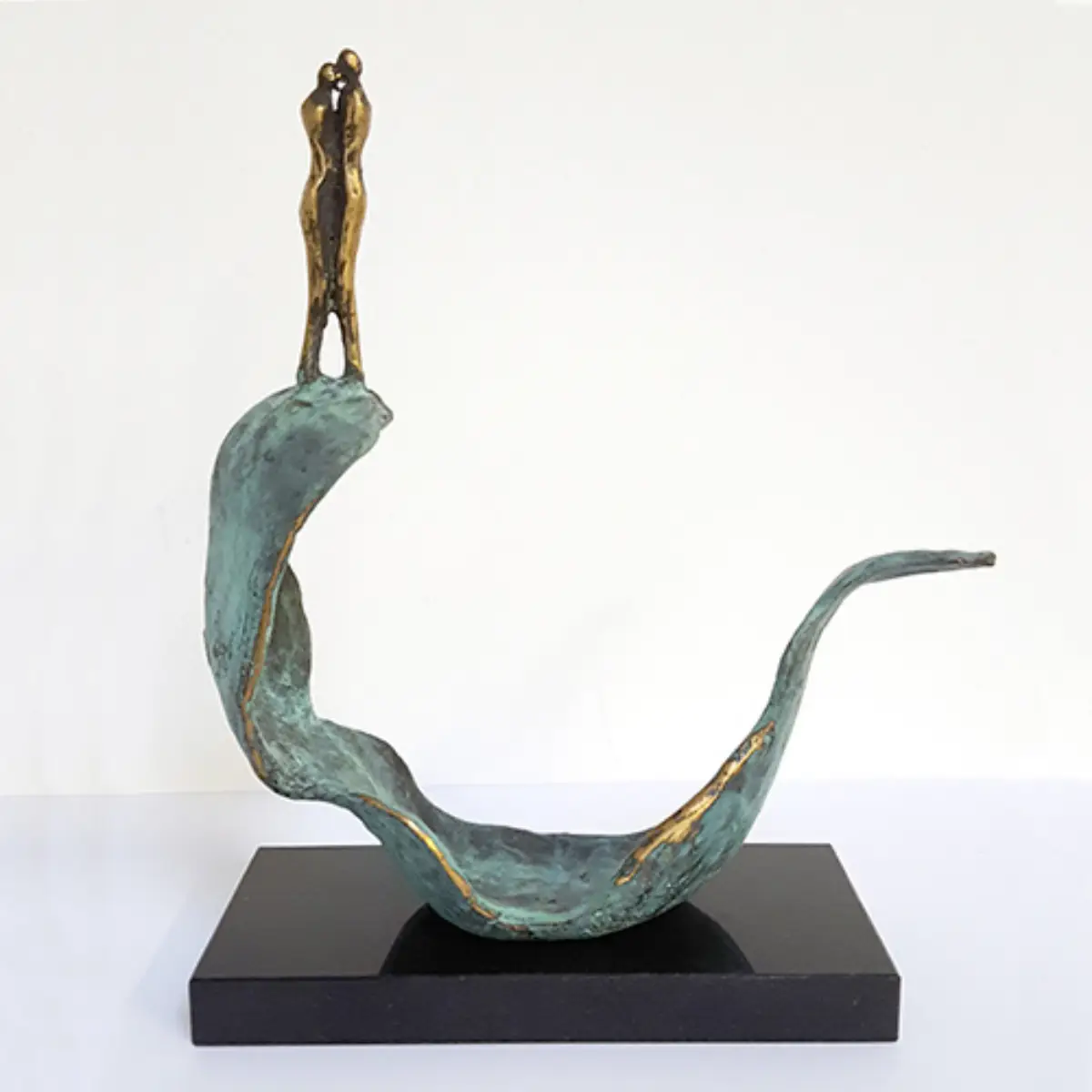 wie wird eine bronzefigur gegossen die technik der skulptur artihove bronzefigur abstrakt