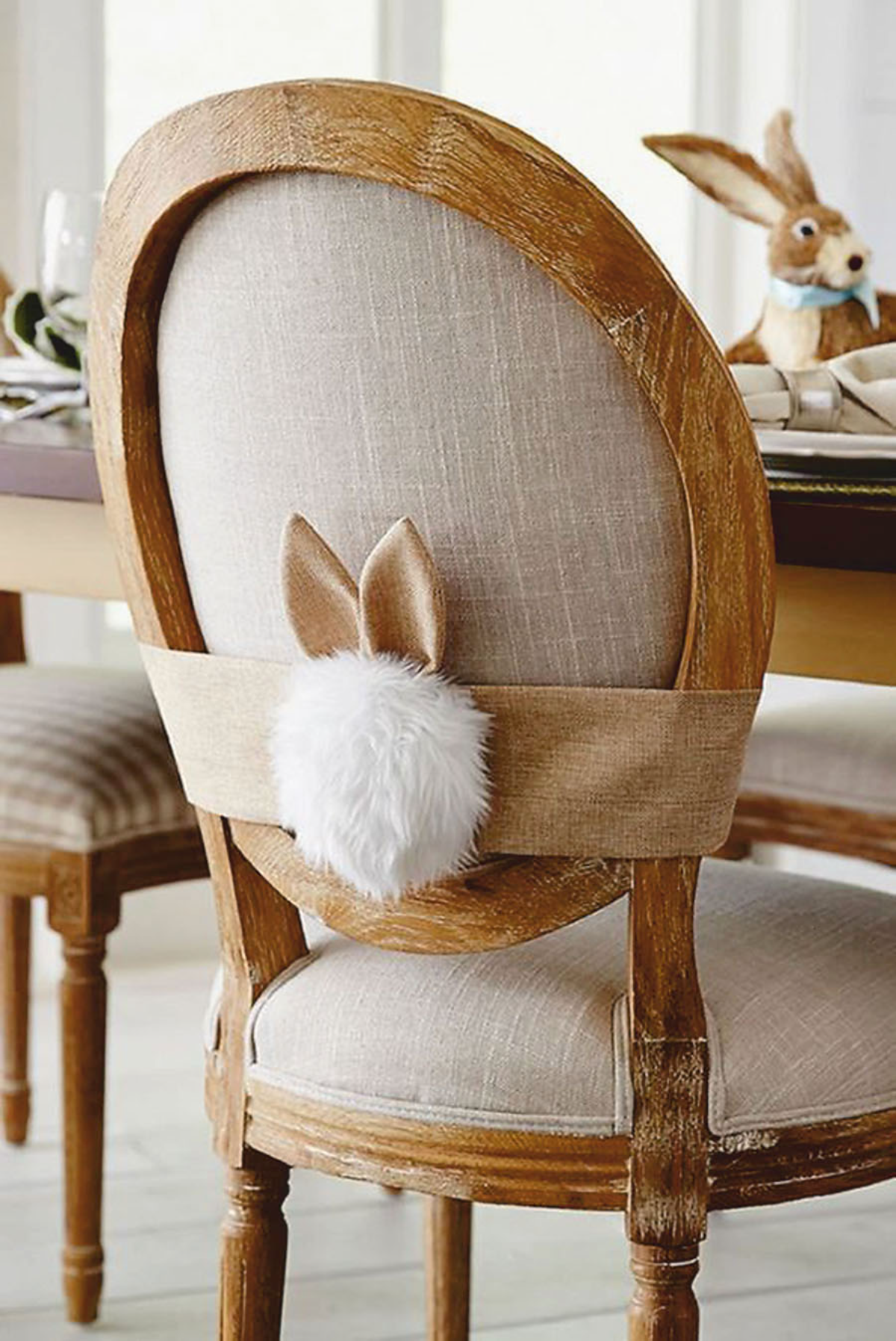 stühle mit kaninchenschwänzen als osterdeko dekorieren 2023