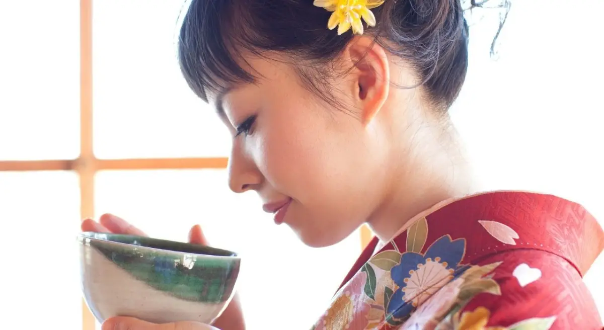 aussehen koreaner wei reinigen koreaner ihr gesicht asiatin in traege geniesst tee